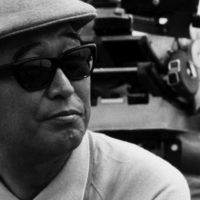 Akira Kurosawa avec des lunettes de soleil