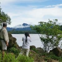 Alex Villca et Ruth Aliapaz regardant le site du Chepete
