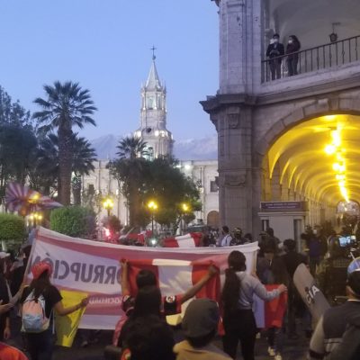 1000 manifestants à Arequipa réclament le départ du président Merino