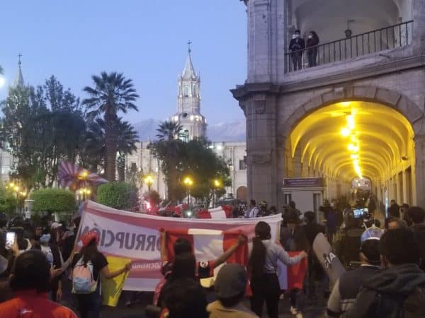 Lire la suite à propos de l’article 1000 manifestants à Arequipa réclament le départ du président Merino