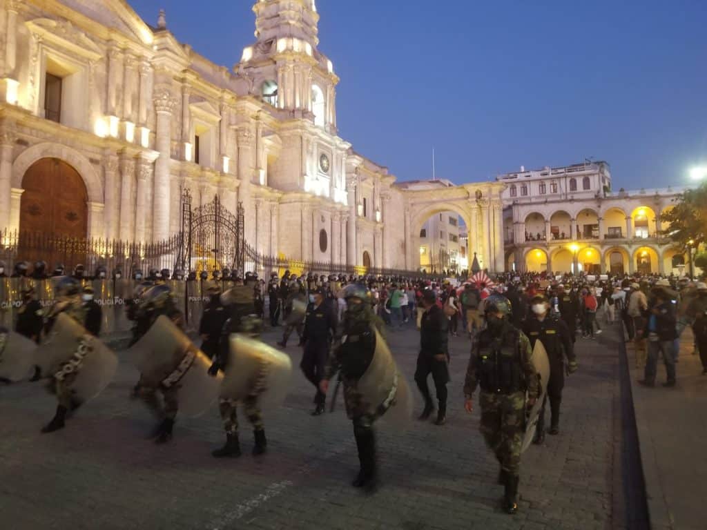 Dispositif policier entoirant la manifestation