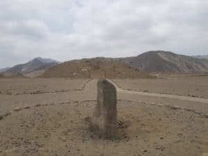 Huaca face à pyramide à Caral