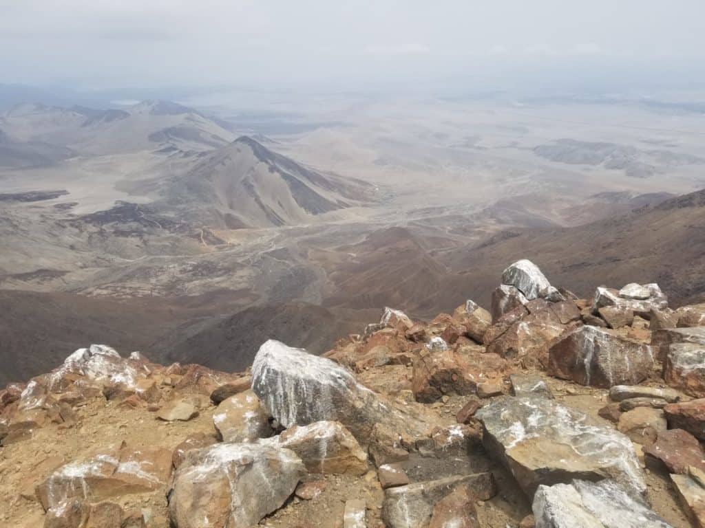 Vue au sommet du Cerro Mongon, avec guano