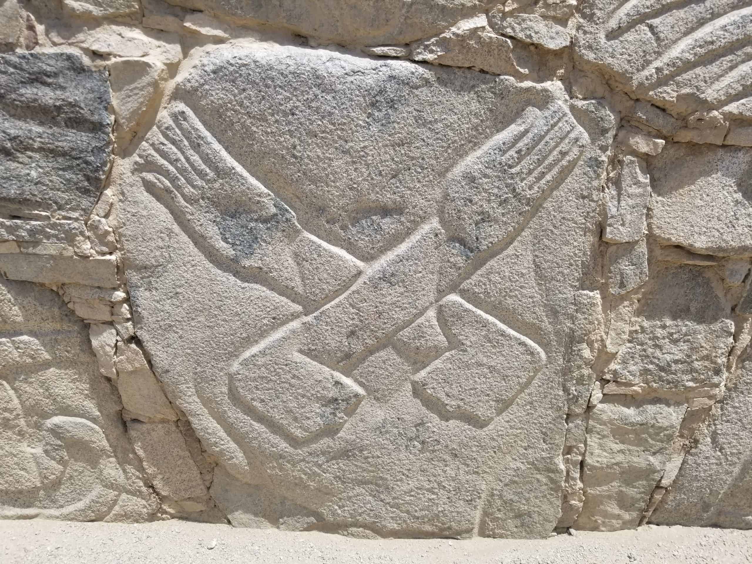Mains croisées sur le site de Cerro Sechin