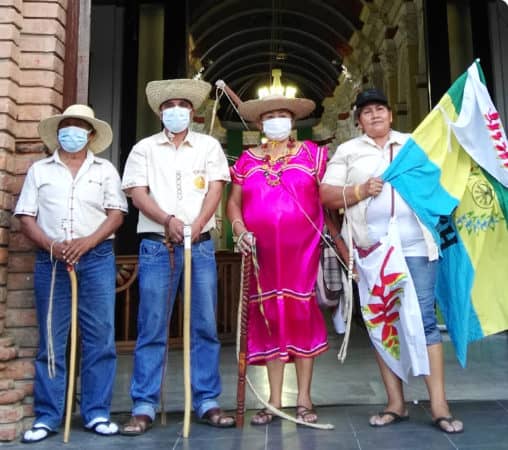 Indigènes devant église Bolivie Marche