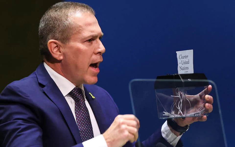 Gilad Erdan déchire la Charte des Nations unies, affirmant que c'est ce que font les Nations unies si elles votent en faveur de l'adhésion de la Palestine en tant que membre à part entière