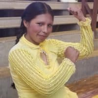 Maribel catcheuse cholita à montrant ses muscles