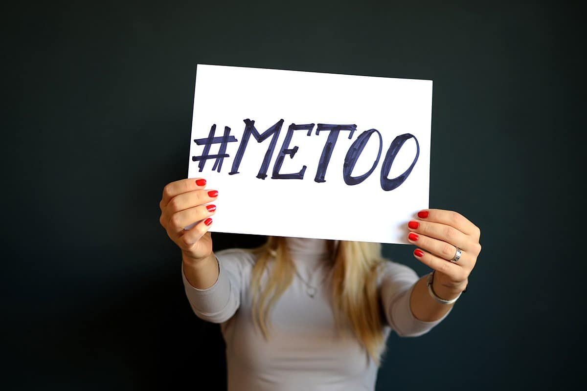 Femme tenant le signe #MeToo