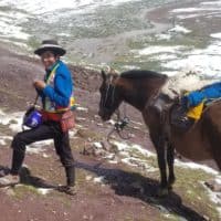 Homme à cheval et en sandales à 5000 mètres dans les montagnes de la région de Cusco