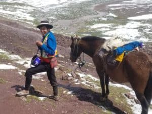 Homme à cheval et en sandales à 5000 mètres dans les montagnes de la région de Cusco