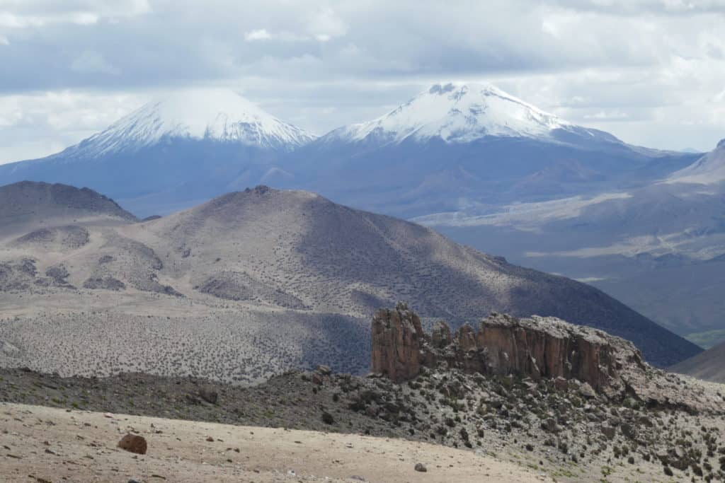 Vue depuis Sajama sur les volcans jumeaux Parinacota et Pomerape, Bolivie