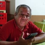 Wilder Ivan Monteza Hinetrasa tenant un téléphone portable