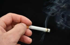 Lire la suite à propos de l’article Ouvrons le rideau de fumée : fumer dans les lieux publics