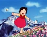 Heidi court dans l'herbe des Alpes suisses
