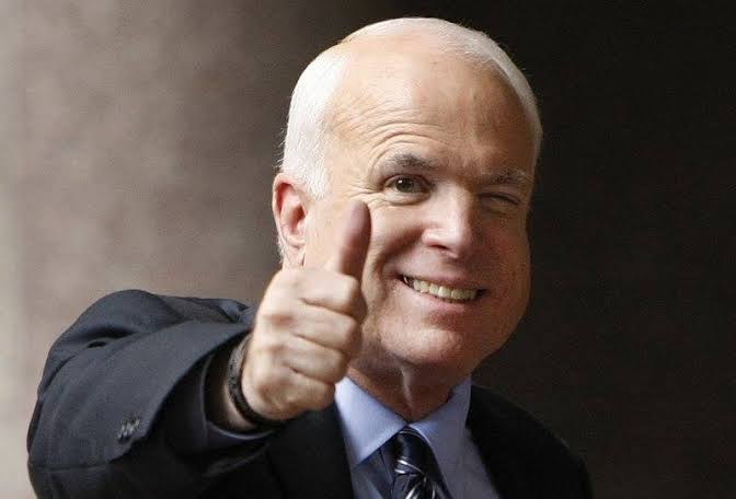 john mccain pouce vers le haut