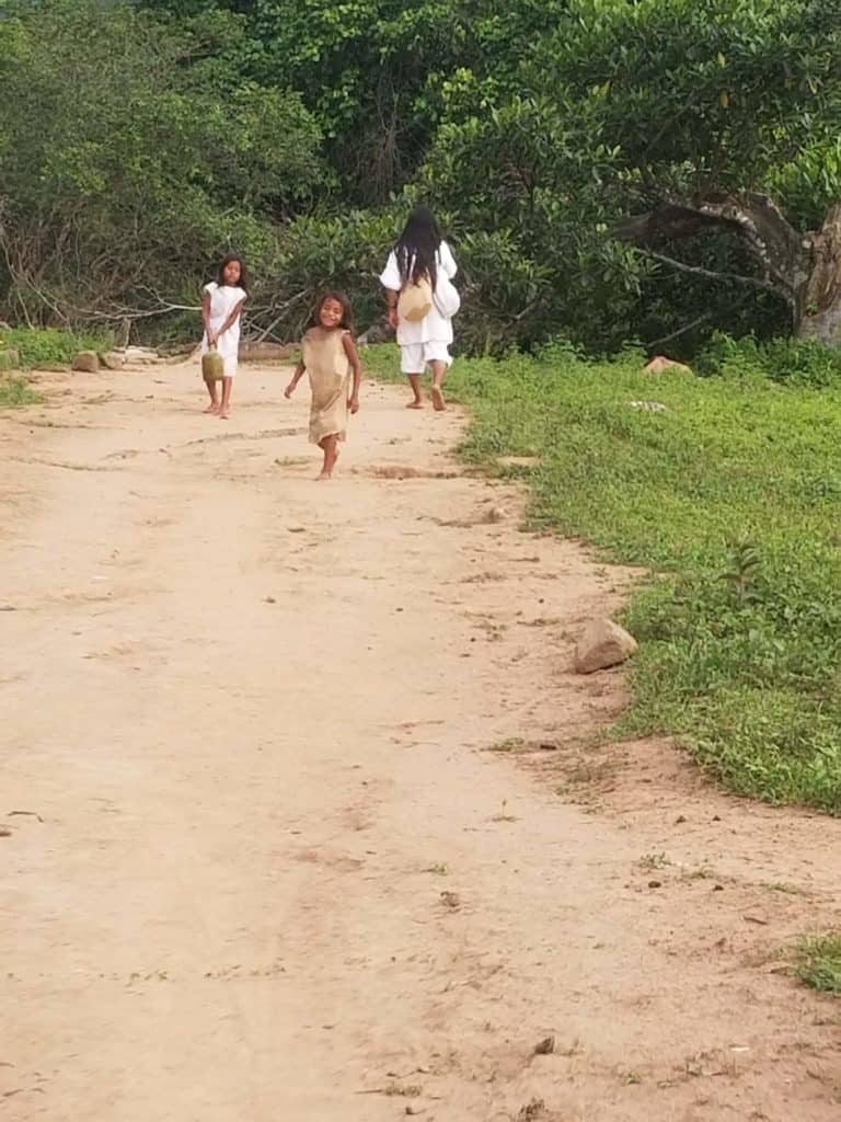 Deux enfants kogis sur la route