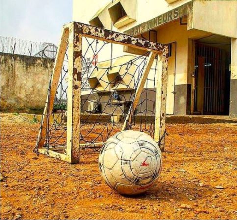 Lire la suite à propos de l’article Donner de l’espoir balle au pied aux prisonniers