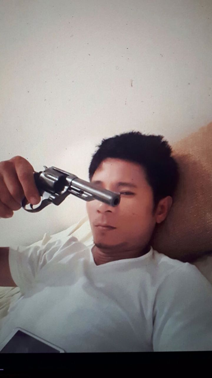 tran van tu qui se prend enselfie avec son arme