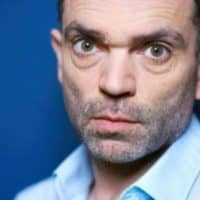 Yann Moix le regard perdu